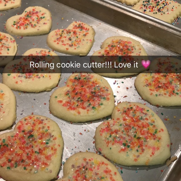 Pampered Chef Rolling Cookie Cutter and mini measuring cup - Picture 6 of 7